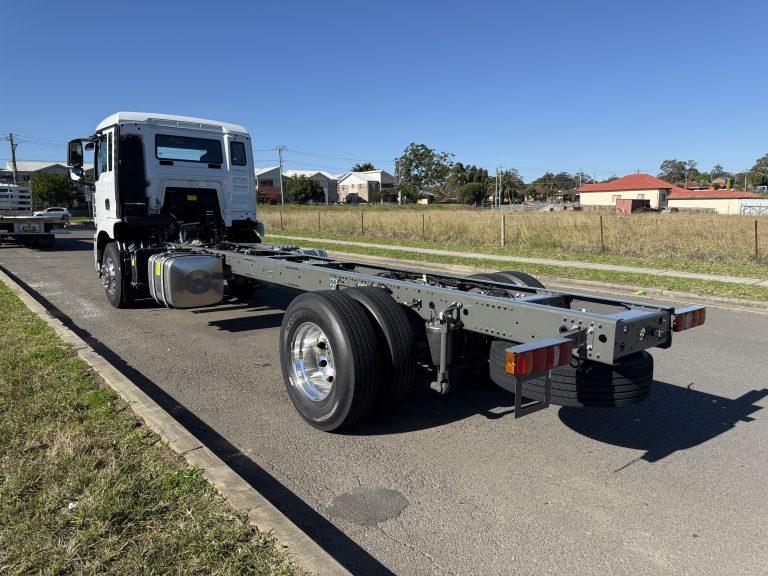 G5 4x2 Cab Chassis — view 4
