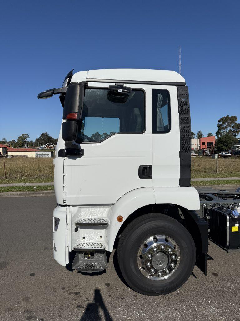 G5 4x2 Cab Chassis — view 17