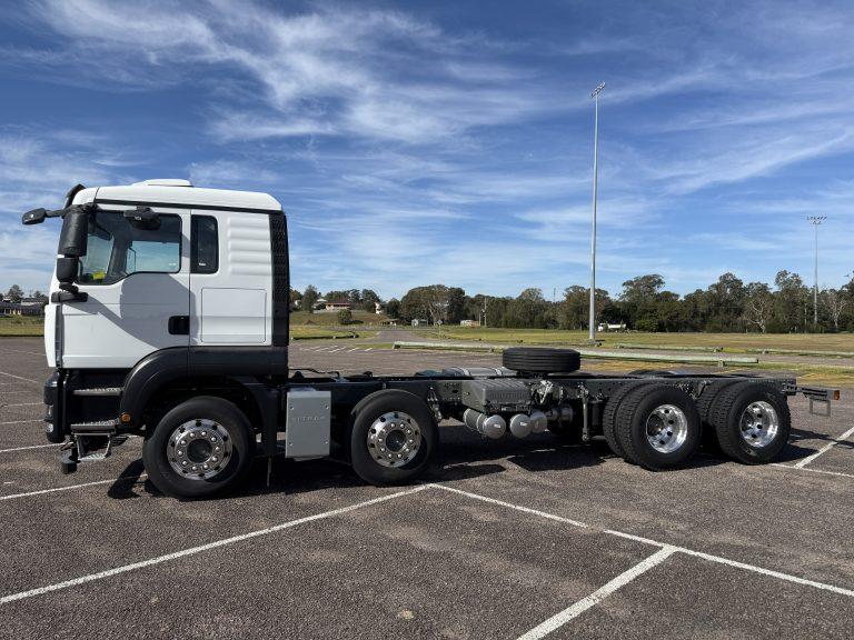 G7 8x4 Cab Chassis — view 4