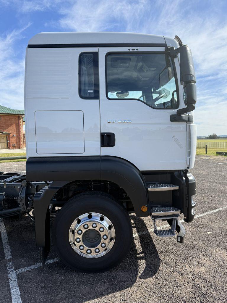 G7 8x4 Cab Chassis — view 10