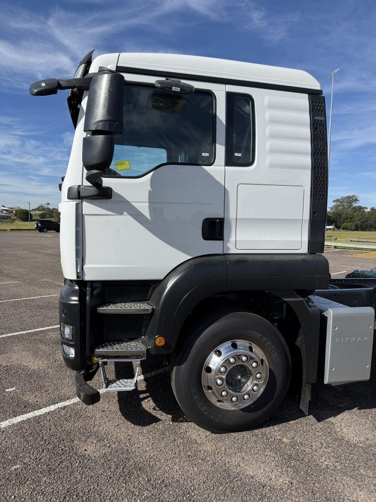 G7 8x4 Cab Chassis — view 11