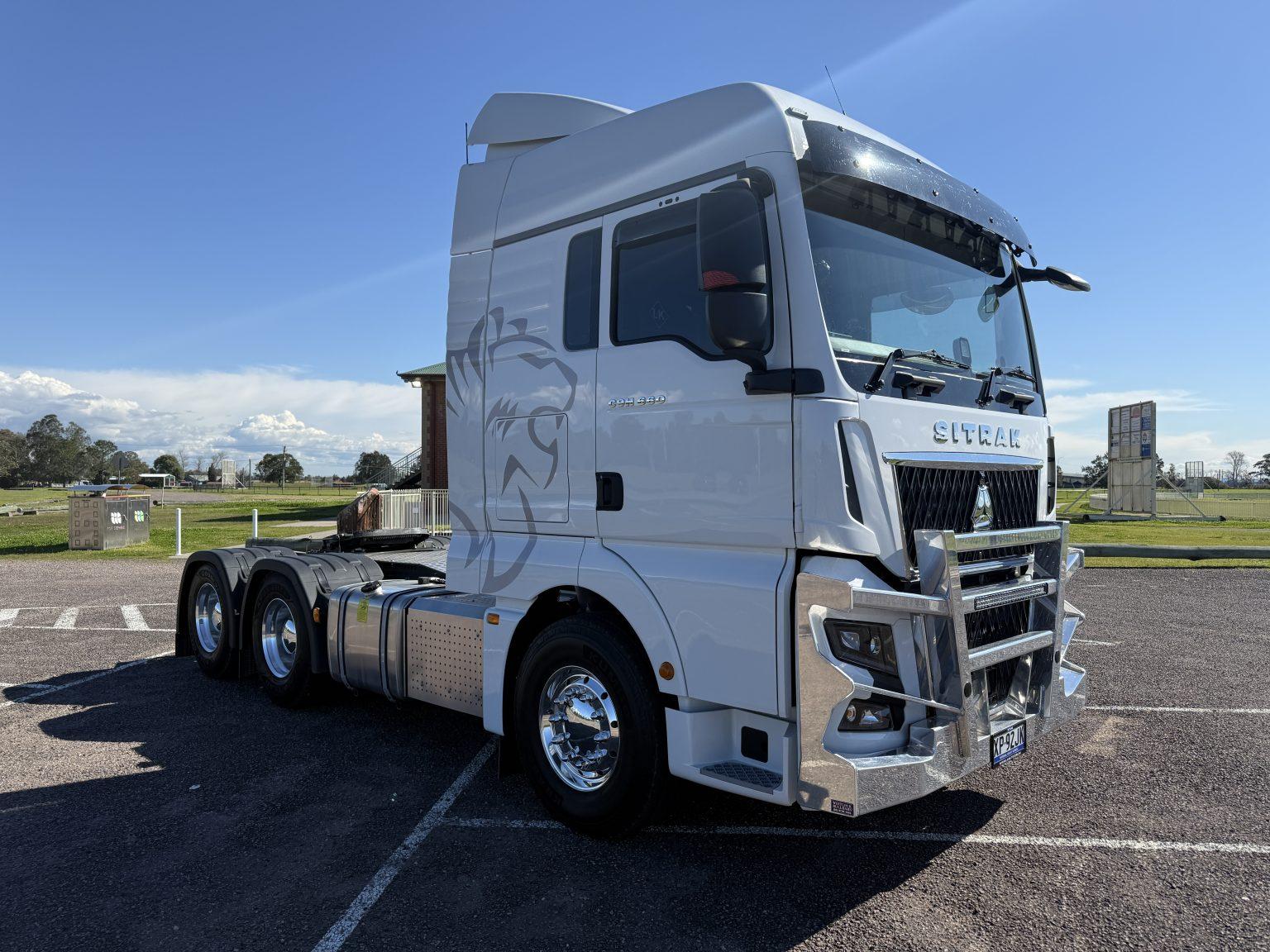 Sitrak C9H 6x4 660HP prime mover, three-quarter front view